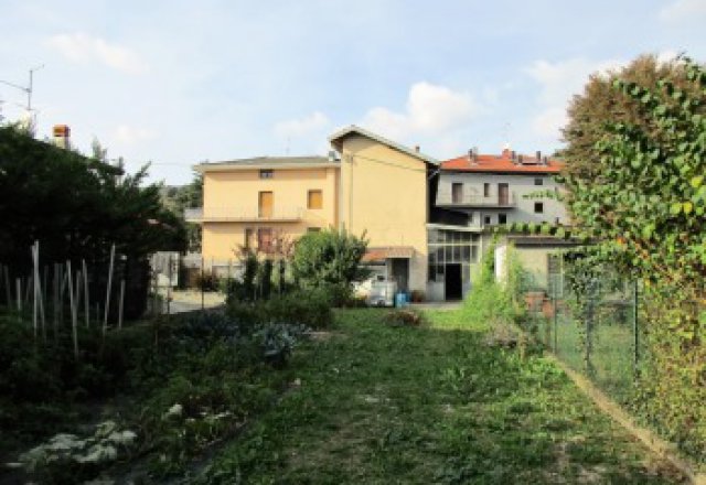 Albese con Cassano porzione di casa con 400 mq di giardino