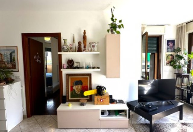 Orsenigo central, large independent two-room apartment with double garage.