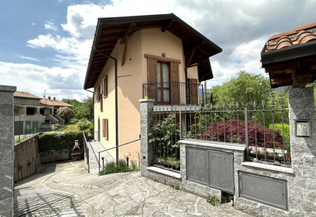 Semi-detached villa with private garden and double garage
