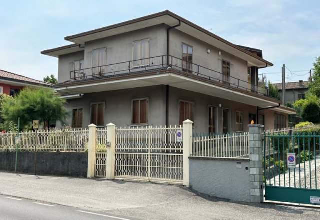 Single villa with terrace, balcony and large garage
