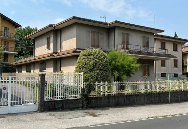 Single villa with terrace, balcony and large garage