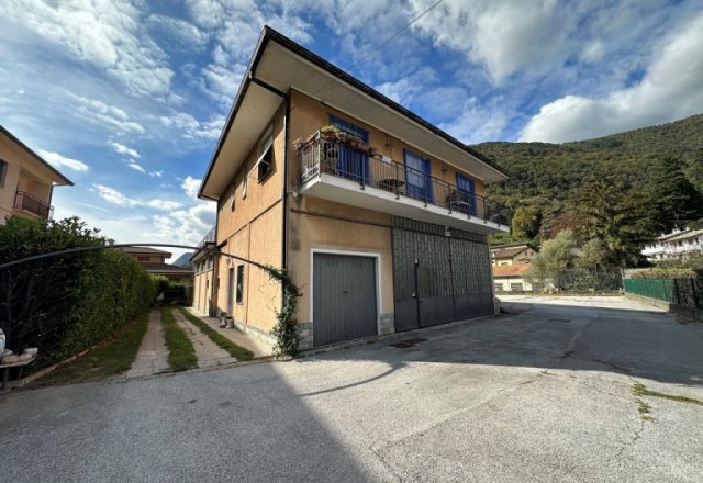 Single villa with large terrace and warehouse