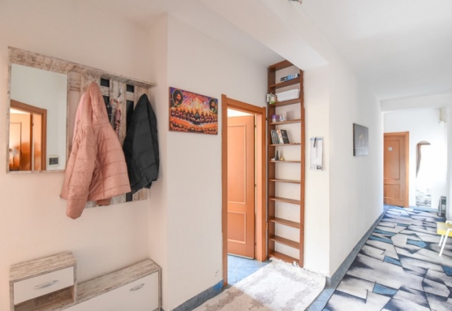 Large four-room apartment with balcony, cellar and garage - 10
