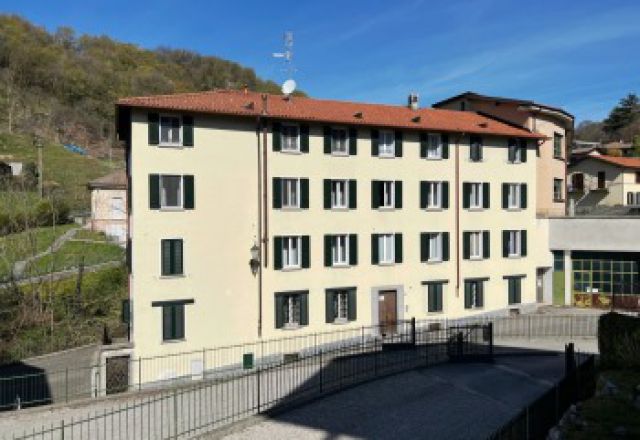 Appartamento composto da tre locali, doppi servizi e balcone