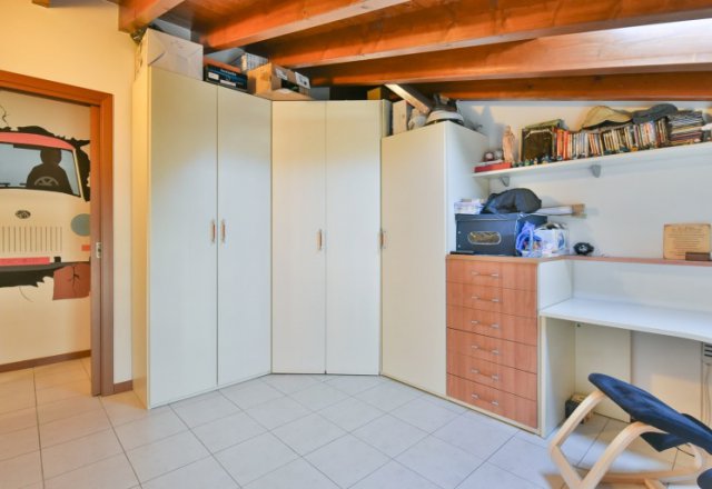 Attic three-room apartment with double garage - 20