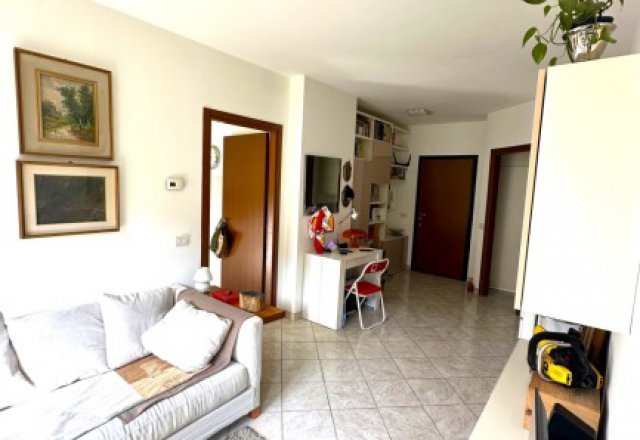 Orsenigo central, large independent two-room apartment with double garage.
