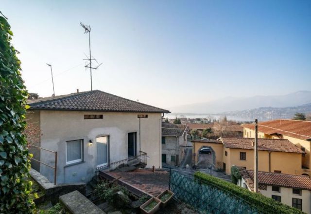 Casa indipendente con due appartamenti, giardino e box