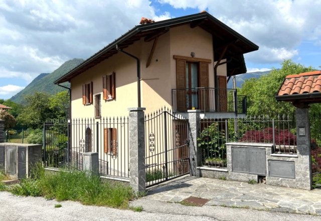 Semi-detached villa with private garden and double garage - 1