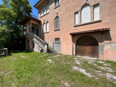 Villa with outbuilding, cottage and building land. - 18