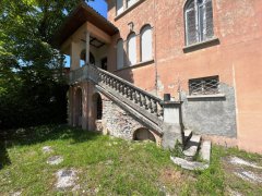 Villa with outbuilding, cottage and building land. - 19