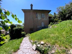 Villa with outbuilding, cottage and building land. - 33