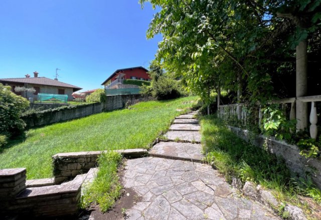 Villa with outbuilding, cottage and building land. - 58