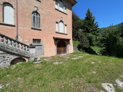 Villa with outbuilding, cottage and building land. - 21