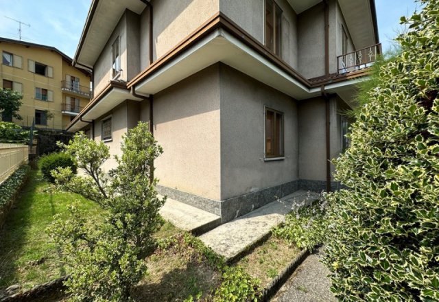 Villa singola con terrazzo, balcone ed ampia autorimessa - 5
